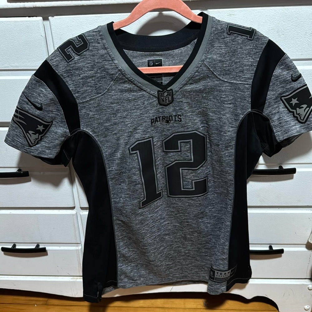 Women’s TB12 grey jersey.